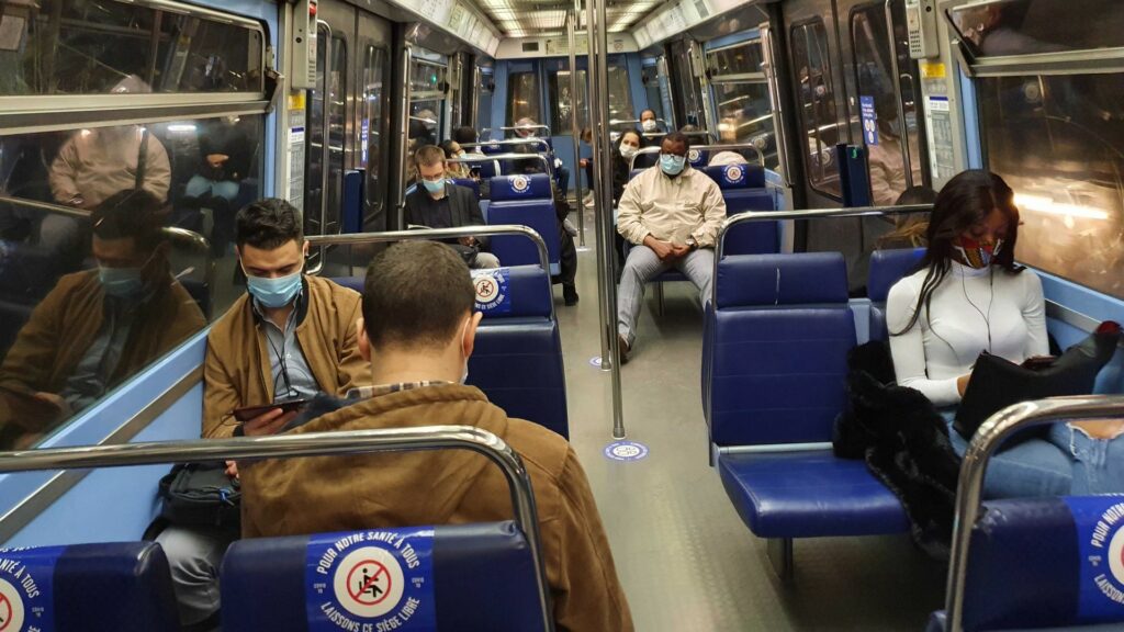Dans les transports, même l'épidémie contrôlée, il faut conserver les bons gestes : un masque, obligatoire, et autant de distanciation physique possile. // Source : Omar Belkaab / Numerama / Frandroid Dans les transports, même l'épidémie contrôlée, il faut conserver les bons gestes : un masque, obligatoire, et autant de distanciation physique possile. // Source : Omar Belkaab / Numerama / Frandroid