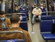 Dans les transports, même l'épidémie contrôlée, il faut conserver les bons gestes : un masque, obligatoire, et autant de distanciation physique possile. // Source : Omar Belkaab / Numerama / Frandroid Dans les transports, même l'épidémie contrôlée, il faut conserver les bons gestes : un masque, obligatoire, et autant de distanciation physique possile. // Source : Omar Belkaab / Numerama / Frandroid
