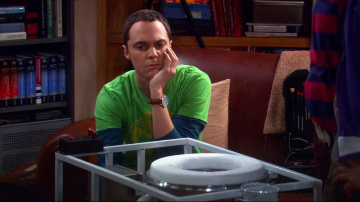 Wolowitz construisant les toilettes de l'ISS. // Source : The Big Bang Theory, saison 2, épisode 22 Wolowitz construisant les toilettes de l'ISS. // Source : The Big Bang Theory, saison 2, épisode 22