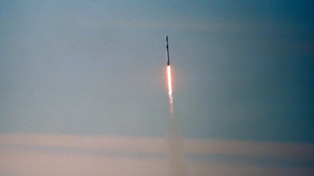 Lancement d'une fusée Falcon 9. // Source : Flickr/CC/Glenn Beltz (photo recadrée) Lancement d'une fusée Falcon 9. // Source : Flickr/CC/Glenn Beltz (photo recadrée)