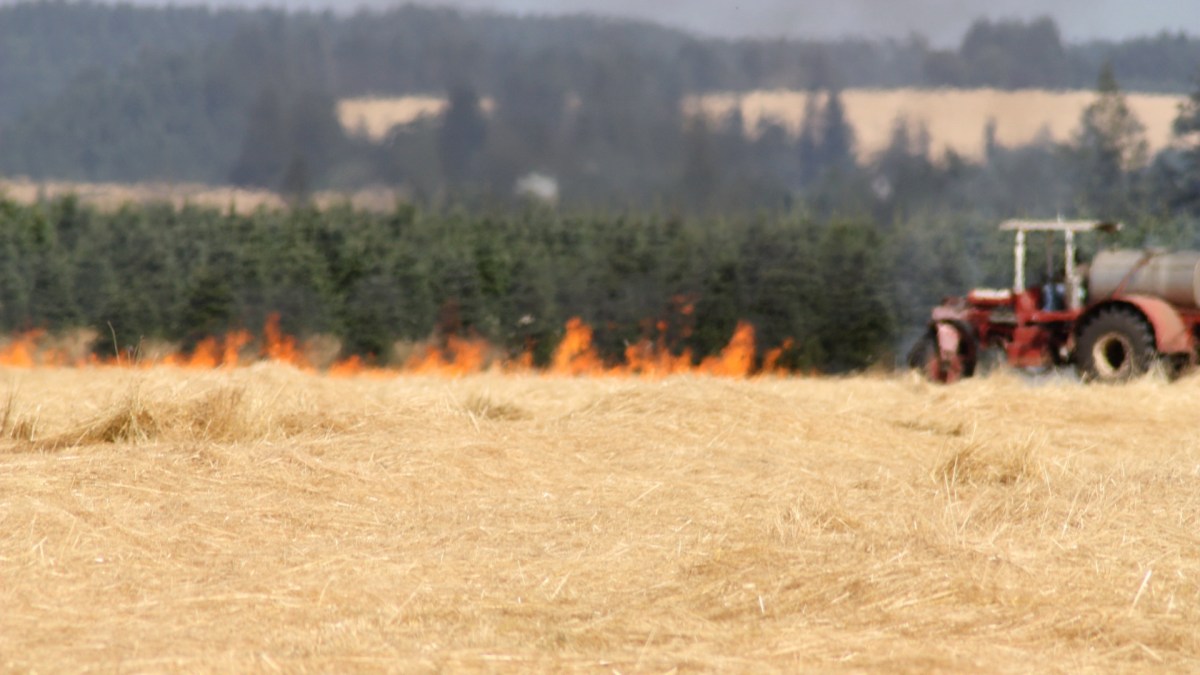 Feu dans un champ agricole. // Source : Flickr/CC/Oregon Department of Agriculture (photo recadrée) Feu dans un champ agricole. // Source : Flickr/CC/Oregon Department of Agriculture (photo recadrée)