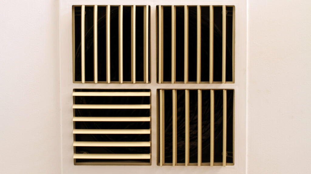 Grilles de climatisation. // Source : Flickr/CC/chinwei (photo recadrée) Grilles de climatisation. // Source : Flickr/CC/chinwei (photo recadrée)