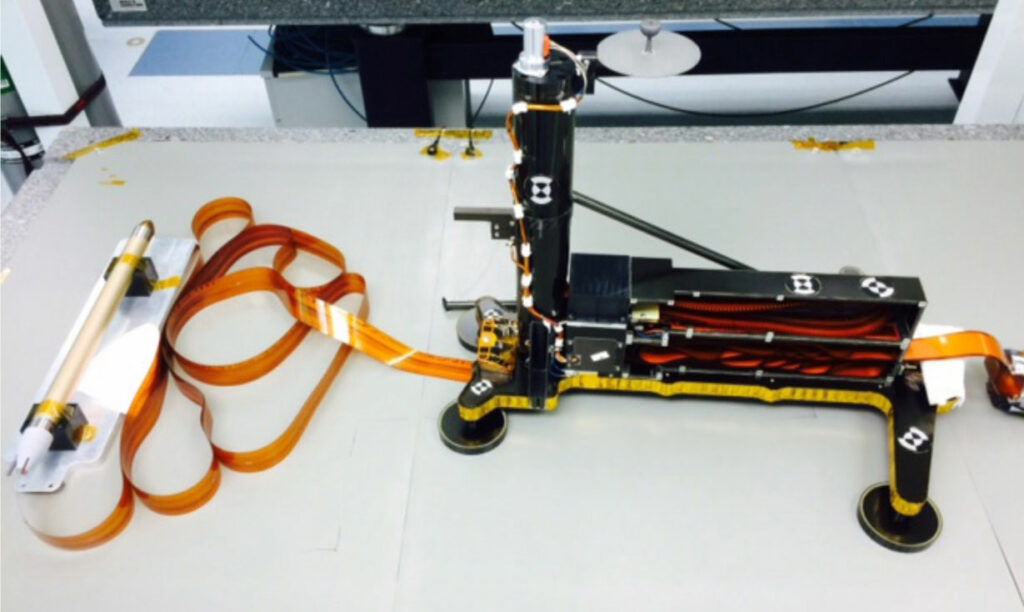 L'instrument HP3 d'InSight. La taupe est située tout à gauche de l'image. // Source : Wikimedia/CC/Nasa L'instrument HP3 d'InSight. La taupe est située tout à gauche de l'image. // Source : Wikimedia/CC/Nasa