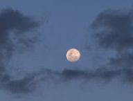 La Lune dans un ciel nuageux. // Source : Flickr/CC/Bernal Saborio