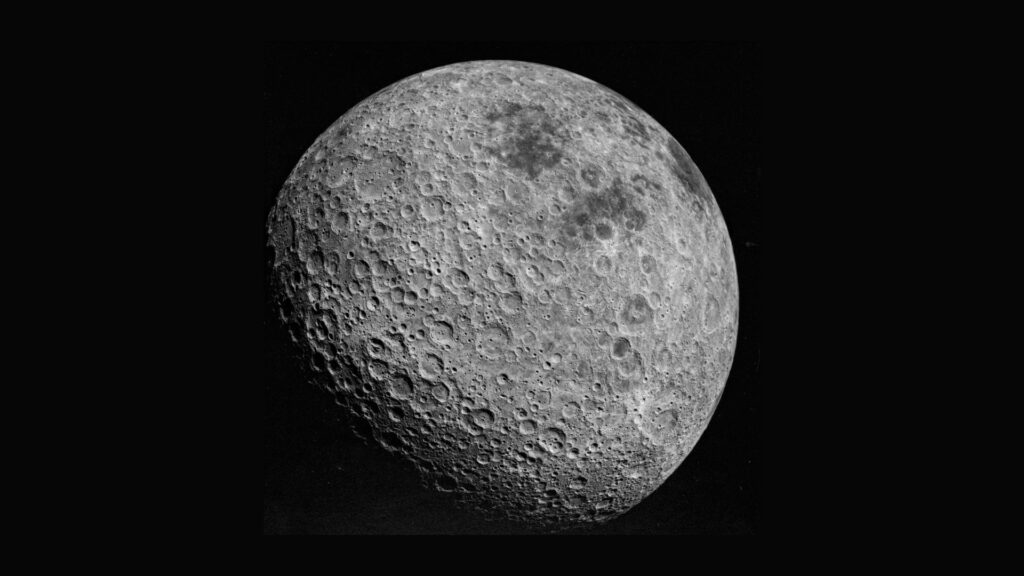 Face cachée de la Lune. // Source : Flickr/CC/Stuart Rankin (photo recadrée et modifiée) Face cachée de la Lune. // Source : Flickr/CC/Stuart Rankin (photo recadrée et modifiée)