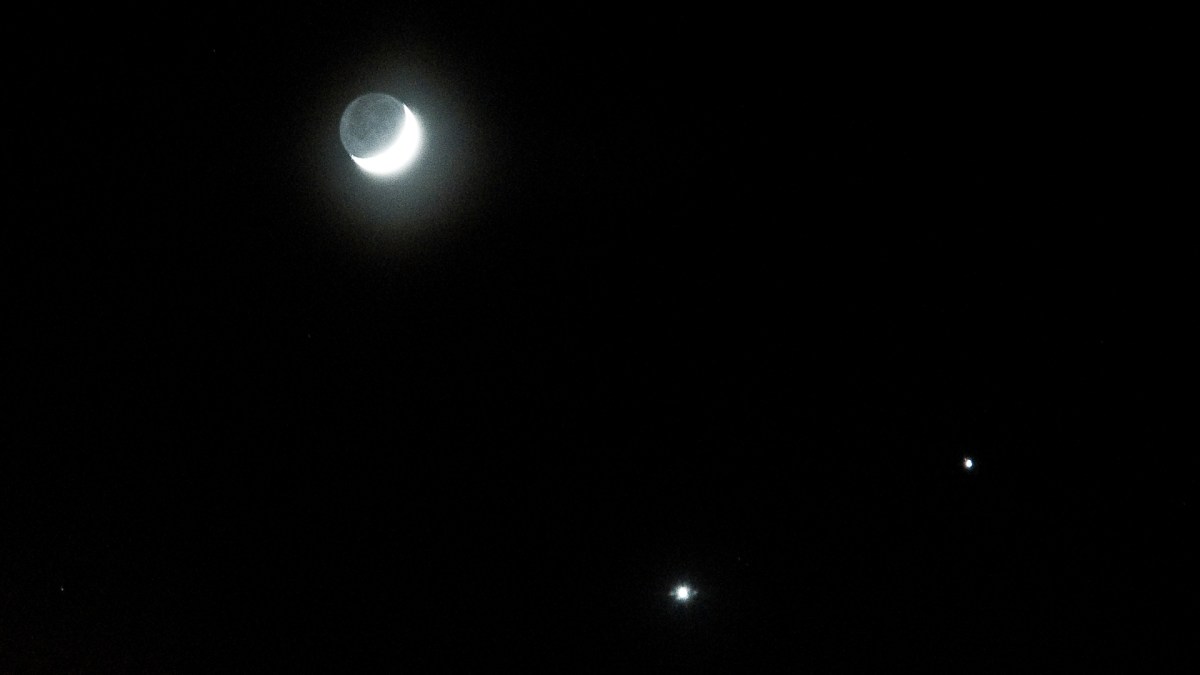 La Lune, Jupiter et Saturne en 2007. // Source : Flickr/CC/Devon Christopher Adams (photo recadrée) La Lune, Jupiter et Saturne en 2007. // Source : Flickr/CC/Devon Christopher Adams (photo recadrée)
