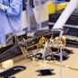 Ingenuity fixé sous le châssis du rover Perserevance. // Source : Wikimedia/CC/NASA/JPL-Caltech Ingenuity fixé sous le châssis du rover Perserevance. // Source : Wikimedia/CC/NASA/JPL-Caltech