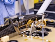 Ingenuity fixé sous le châssis du rover Perserevance. // Source : Wikimedia/CC/NASA/JPL-Caltech