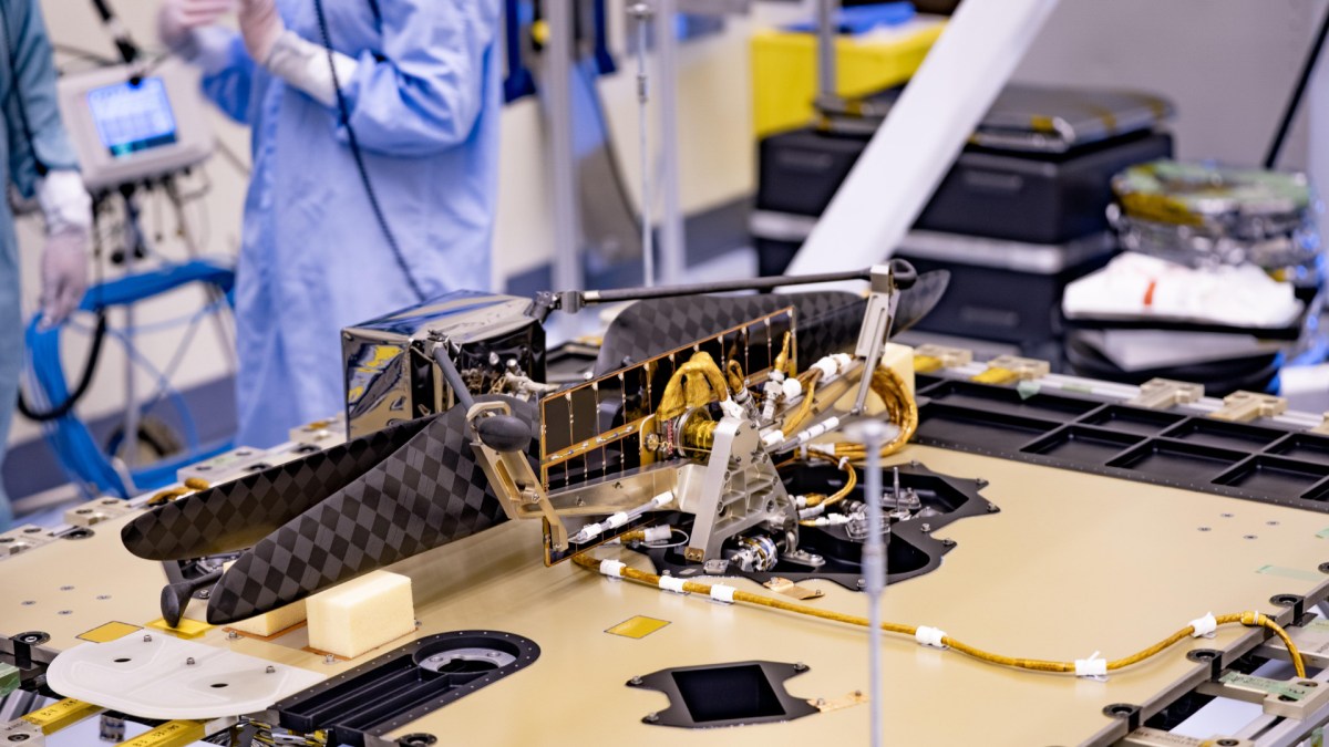 Ingenuity fixé sous le châssis du rover Perserevance. // Source : Wikimedia/CC/NASA/JPL-Caltech Ingenuity fixé sous le châssis du rover Perserevance. // Source : Wikimedia/CC/NASA/JPL-Caltech