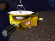Vue d'artiste de New Horizons survolant Pluton. // Source : Flickr/Cc/Kevin Gill (photo recadrée)
