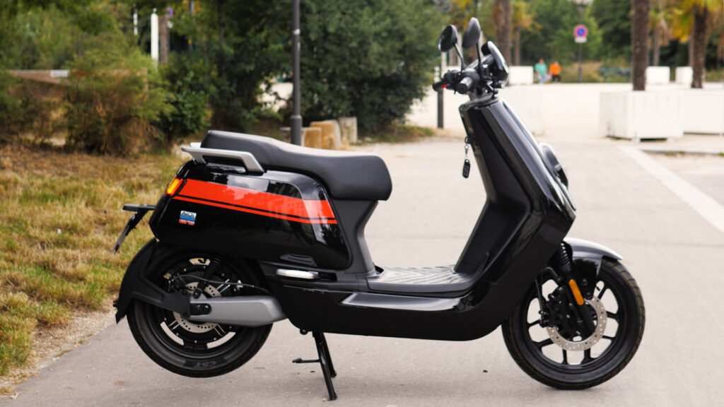 Le scooter Niu NGi GTS Sport // Source : Louise Audry pour Vroom/Numerama Le scooter Niu NGi GTS Sport // Source : Louise Audry pour Vroom/Numerama