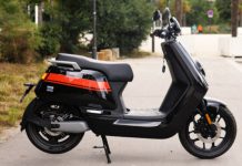 Le scooter Niu NGi GTS Sport // Source : Louise Audry pour Vroom/Numerama Le scooter Niu NGi GTS Sport // Source : Louise Audry pour Vroom/Numerama