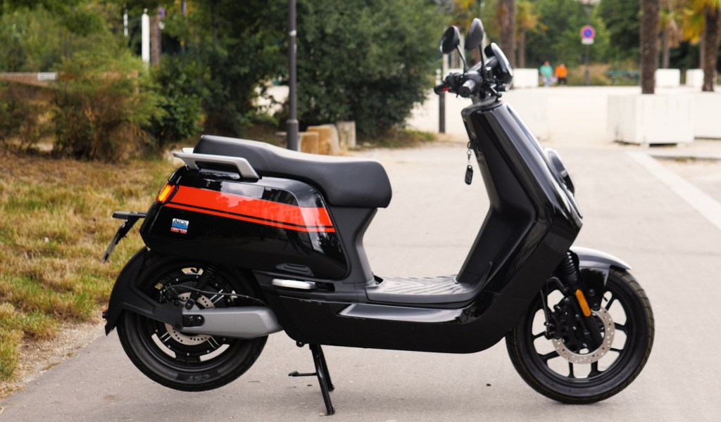Le scooter Niu NGi GTS Sport // Source : Louise Audry pour Vroom/Numerama Le scooter Niu NGi GTS Sport // Source : Louise Audry pour Vroom/Numerama