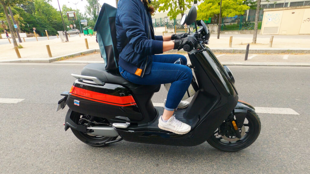 Le scooter Niu NGi GTS Sport // Source : Louise Audry pour Vroom/Numerama Le scooter Niu NGi GTS Sport // Source : Louise Audry pour Vroom/Numerama