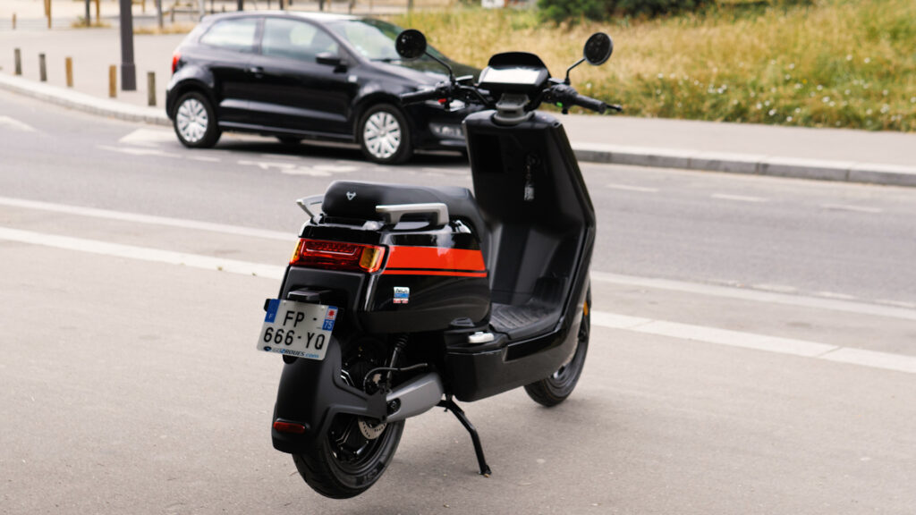 Le scooter Niu NGi GTS Sport // Source : Louise Audry pour Vroom/Numerama Le scooter Niu NGi GTS Sport // Source : Louise Audry pour Vroom/Numerama