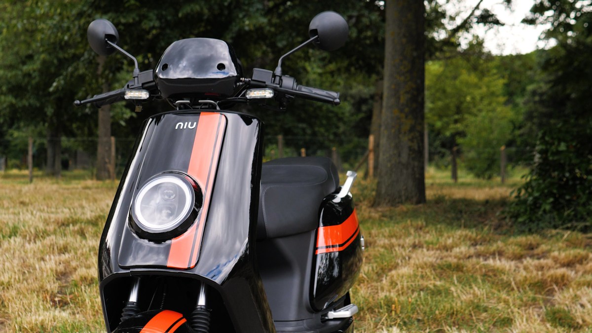 Le scooter Niu NGi GTS Sport // Source : Louise Audry pour Vroom/Numerama Le scooter Niu NGi GTS Sport // Source : Louise Audry pour Vroom/Numerama