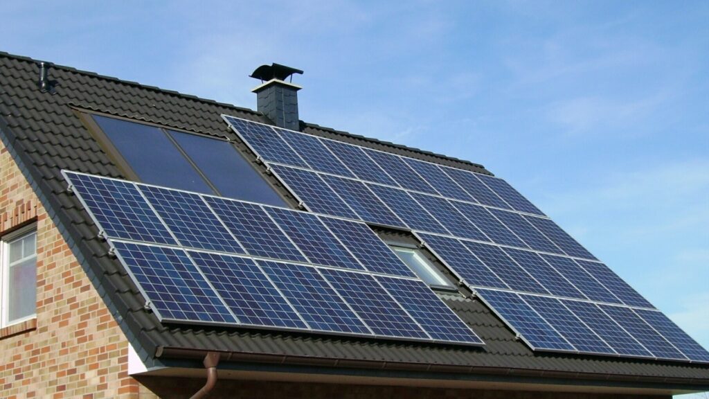 Selon cette étude, les panneaux solaires étudiés ont reçu 8 % d'ensoleillement en plus en mars 2020 par rapport à la même période de 2017 à 2019. // Source : PxHere Selon cette étude, les panneaux solaires étudiés ont reçu 8 % d'ensoleillement en plus en mars 2020 par rapport à la même période de 2017 à 2019. // Source : PxHere
