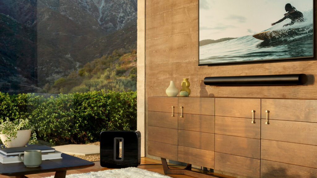 La barre de son Sonos Arc en noir (avec caisson) // Source : Sonos La barre de son Sonos Arc en noir (avec caisson) // Source : Sonos