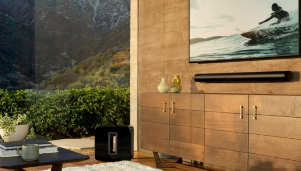 La barre de son Sonos Arc en noir (avec caisson) // Source : Sonos