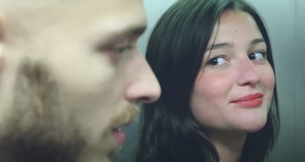 Dans ses spots publicitaires, Happn met en situation de utilisateurs qui se sont croisés dans un ascenseur avant de commencer à discuter grâce à l'app. // Source : YouTube - Happn Dans ses spots publicitaires, Happn met en situation de utilisateurs qui se sont croisés dans un ascenseur avant de commencer à discuter grâce à l'app. // Source : YouTube - Happn