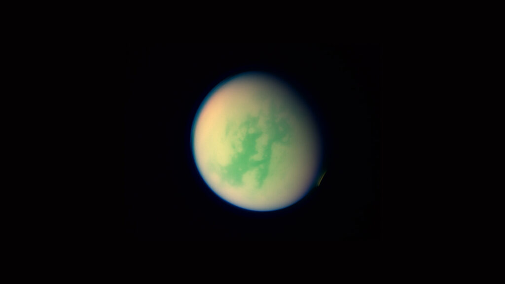 Titan vue par Cassini en 2013. // Source : Flickr/CC/Kevin Gill (photo recadrée et modifiée) Titan vue par Cassini en 2013. // Source : Flickr/CC/Kevin Gill (photo recadrée et modifiée)