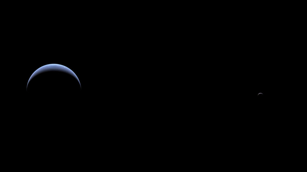 Neptune et Triton vues par Voyager 2. // Source : Flickr/CC/Justin Cowart (photo recadrée et modifiée) Neptune et Triton vues par Voyager 2. // Source : Flickr/CC/Justin Cowart (photo recadrée et modifiée)