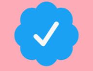 Le badge certifié sur Twitter va changer de signification. // Source : Twitter/montage Numerama