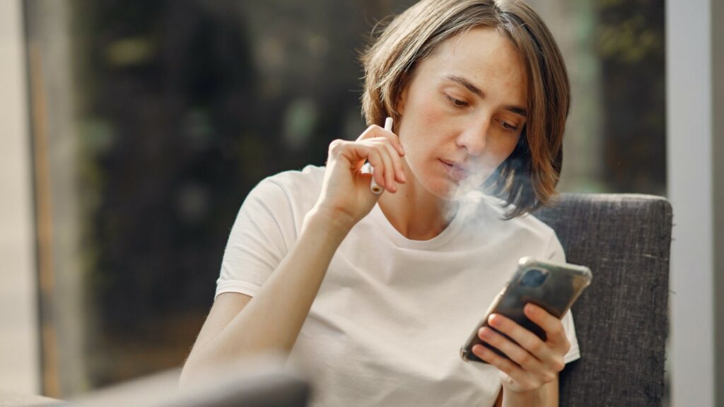 Les études sur le vapotage ont longtemps été manquantes, mais une chose commence déjà à être certaine : elles sont loin d'être sans dangers. // Source : Pexels Les études sur le vapotage ont longtemps été manquantes, mais une chose commence déjà à être certaine : elles sont loin d'être sans dangers. // Source : Pexels