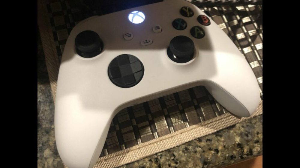 Manette Xbox Series X en blanc // Source : Reddit (via The Verge)
