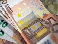 Des liasses de billets retirés aux distributeurs après un dépôt falsifié.  // Source : publicdomainpictures.net