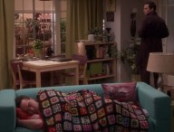 Même Leonard fait du couch surfing // Source : Big Bang Theory S12E15