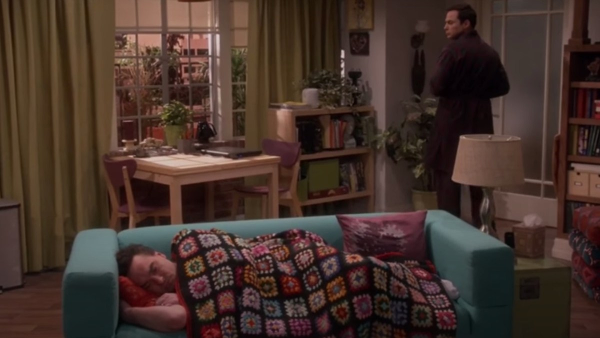 Même Leonard fait du couch surfing // Source : Big Bang Theory S12E15 Même Leonard fait du couch surfing // Source : Big Bang Theory S12E15