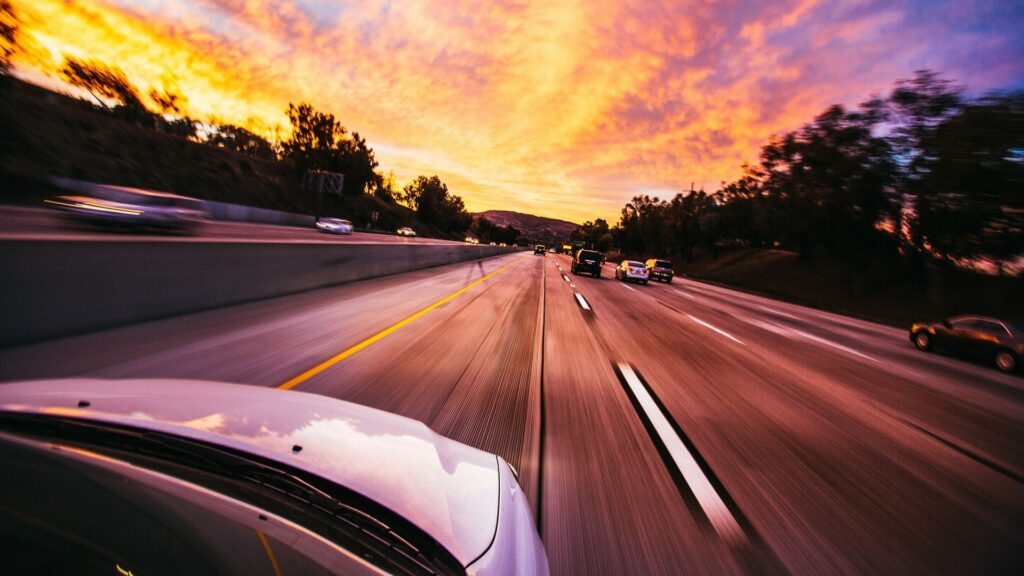 Les matériaux de construction, la vitesse sur les autoroutes et l'ajout de trafic supplémentaires sont autant de sources d'une empreinte carbone décuplée. // Source : Pexels Les matériaux de construction, la vitesse sur les autoroutes et l'ajout de trafic supplémentaires sont autant de sources d'une empreinte carbone décuplée. // Source : Pexels
