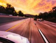 Les matériaux de construction, la vitesse sur les autoroutes et l'ajout de trafic supplémentaires sont autant de sources d'une empreinte carbone décuplée. // Source : Pexels Les matériaux de construction, la vitesse sur les autoroutes et l'ajout de trafic supplémentaires sont autant de sources d'une empreinte carbone décuplée. // Source : Pexels