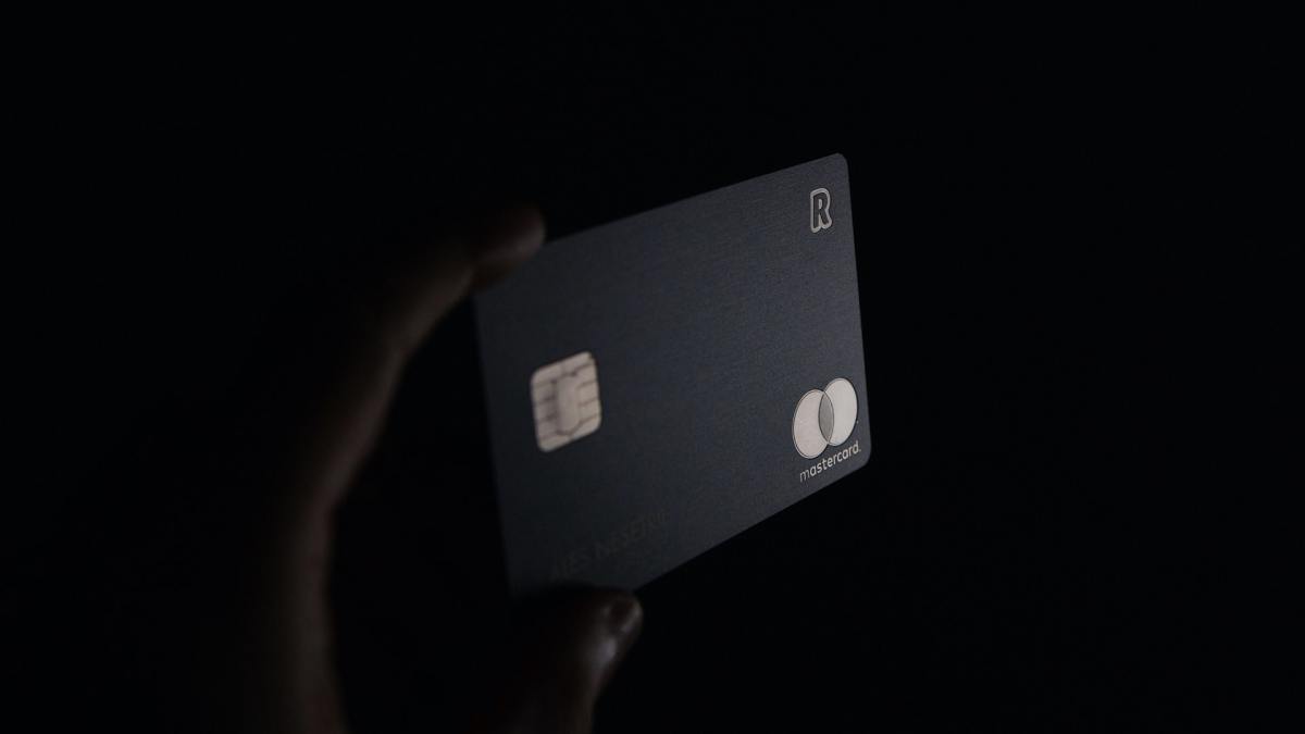 Une carte Revolut // Source : Ales Nesetril / Unplash Une carte Revolut // Source : Ales Nesetril / Unplash