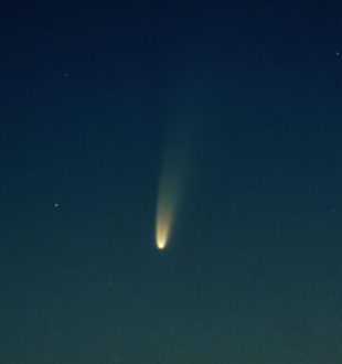 La comète C/2020 F3 NEOWISE. // Source : Flickr/CC/Hypatia Alexandria (photo recadrée)