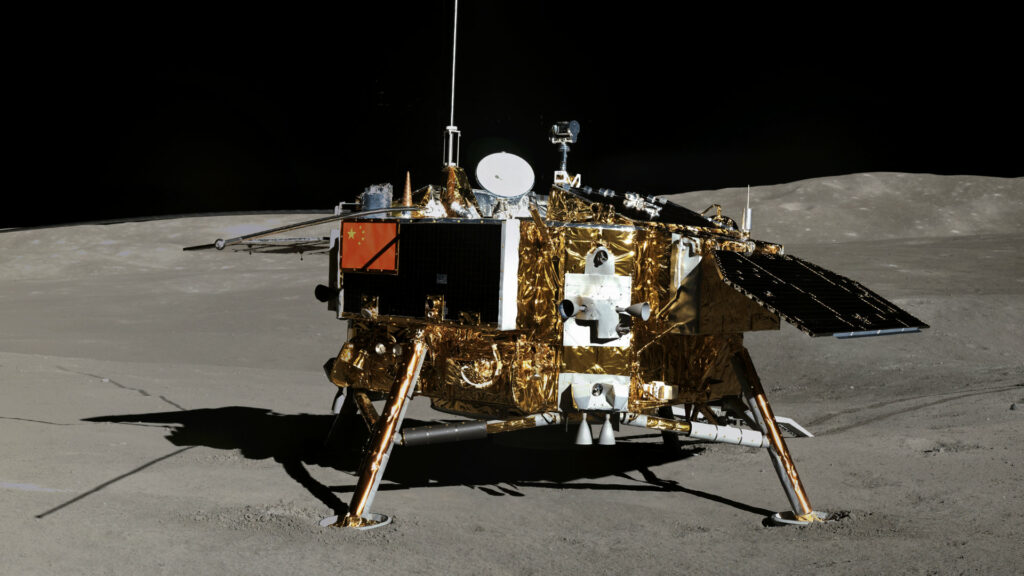 Chang'e 4 pris en photo par Yutu-2. // Source : Flickr/CC/CNSA Chang'e 4 pris en photo par Yutu-2. // Source : Flickr/CC/CNSA
