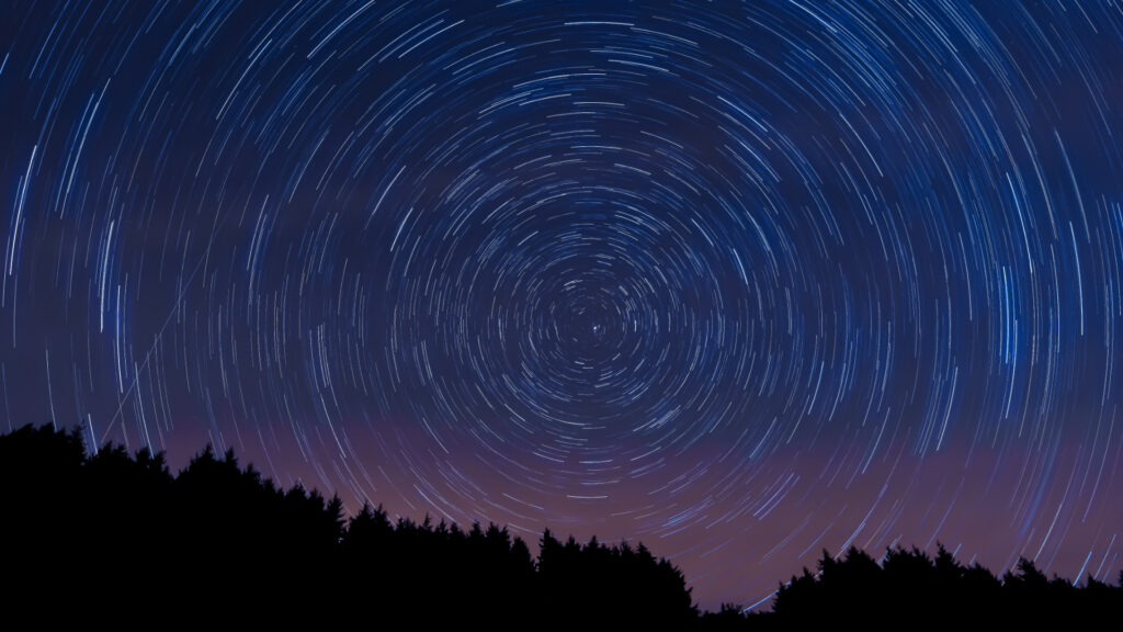 Photographie circumpolaire. // Source : Flickr/CC/Adrien Witczak (photo recadrée) Photographie circumpolaire. // Source : Flickr/CC/Adrien Witczak (photo recadrée)
