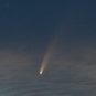 La comète C/2020 F3 (NEOWISE) dans le ciel de Hongrie. // Source : Flickr/CC/György Soponyai (photo recadrée) La comète C/2020 F3 (NEOWISE) dans le ciel de Hongrie. // Source : Flickr/CC/György Soponyai (photo recadrée)