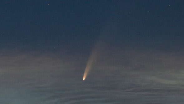 La comète C/2020 F3 (NEOWISE) dans le ciel de Hongrie. // Source : Flickr/CC/György Soponyai (photo recadrée)