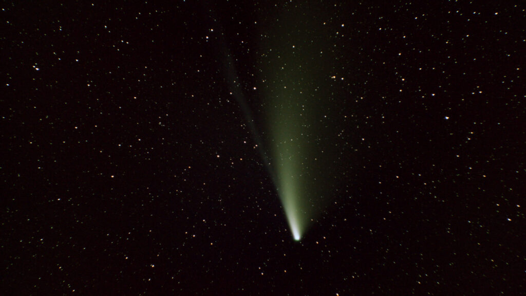 La comète C/2020 F3 (NEOWISE). // Source : Flickr/CC/Sebastian Heuser (photo recadrée) La comète C/2020 F3 (NEOWISE). // Source : Flickr/CC/Sebastian Heuser (photo recadrée)