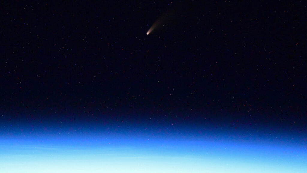 La comète NEOWISE vue de l'ISS. // Source : @ivan_mks63 (photo recadrée) La comète NEOWISE vue de l'ISS. // Source : @ivan_mks63 (photo recadrée)
