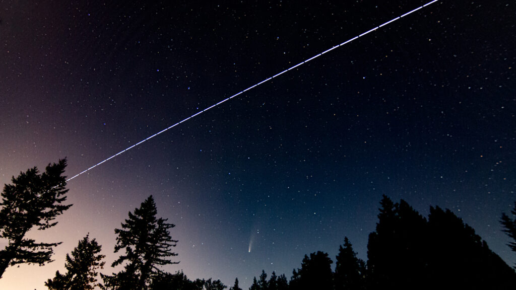 La comète NEOWISE, l'ISS et la Petite Ourse. // Source : Flickr/CC/Geoff Sowrey (photo recadrée) La comète NEOWISE, l'ISS et la Petite Ourse. // Source : Flickr/CC/Geoff Sowrey (photo recadrée)