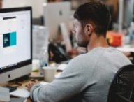 Un designer dans un studio - via Unsplash