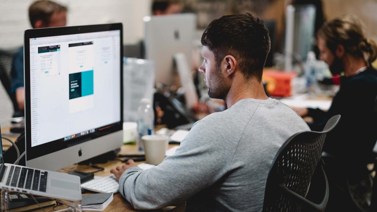 Un designer dans un studio - via Unsplash Un designer dans un studio - via Unsplash