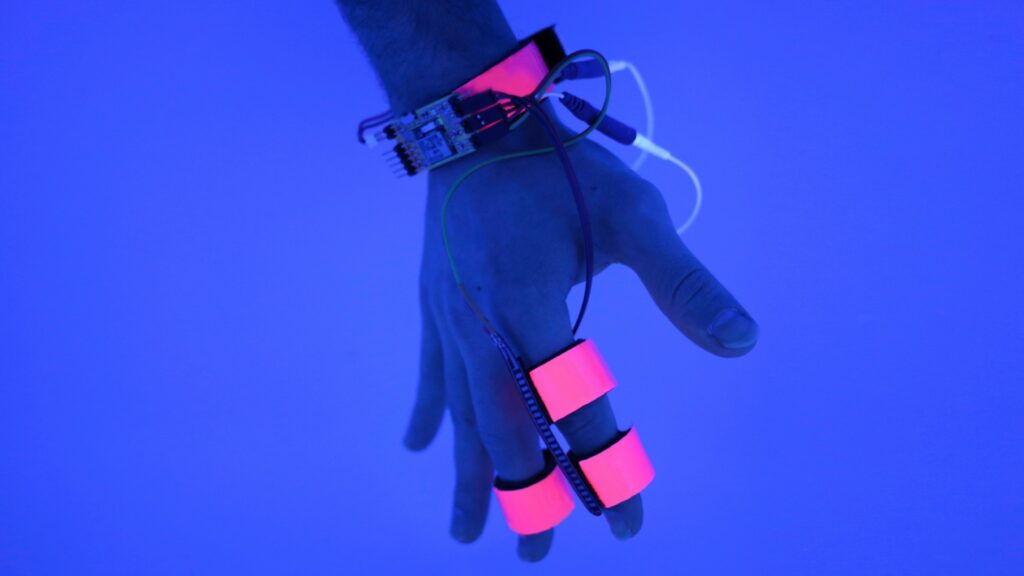 L'appareil Dormio, fixé sur la main, pour mesurer les signaux physiologiques du sommeil. // Source : Oscar Rosello (CC BY 4.0) L'appareil Dormio, fixé sur la main, pour mesurer les signaux physiologiques du sommeil. // Source : Oscar Rosello (CC BY 4.0)