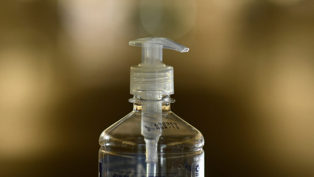 Un flacon de gel hydroalcoolique. // Source : Flickr/CC/Senado Federal (photo recadrée) Un flacon de gel hydroalcoolique. // Source : Flickr/CC/Senado Federal (photo recadrée)