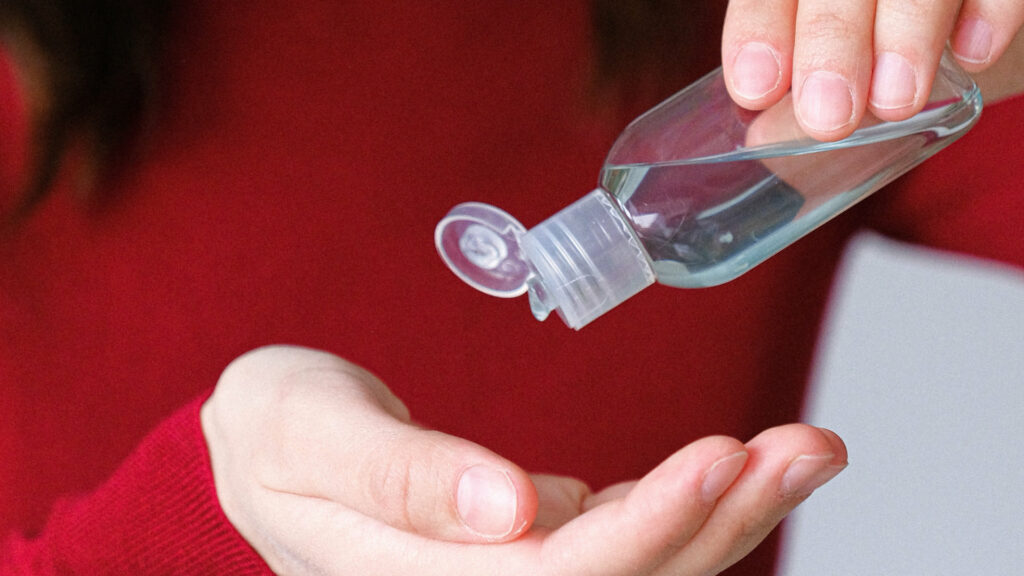 Une personne se désinfectant les mains. // Source : CC/Homegets.com (photo recadrée) Une personne se désinfectant les mains. // Source : CC/Homegets.com (photo recadrée)