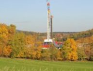 Une plateforme de forage d'un puit de gaz de schiste. // Source : Wikimedia / Meredithw (Une plateforme de forage d'un puit de gaz de schiste)