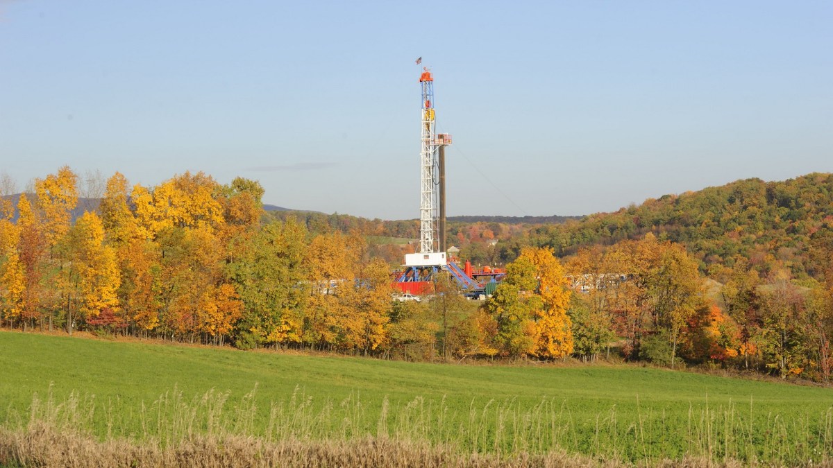 Une plateforme de forage d'un puit de gaz de schiste. // Source : Wikimedia / Meredithw (Une plateforme de forage d'un puit de gaz de schiste) Une plateforme de forage d'un puit de gaz de schiste. // Source : Wikimedia / Meredithw (Une plateforme de forage d'un puit de gaz de schiste)